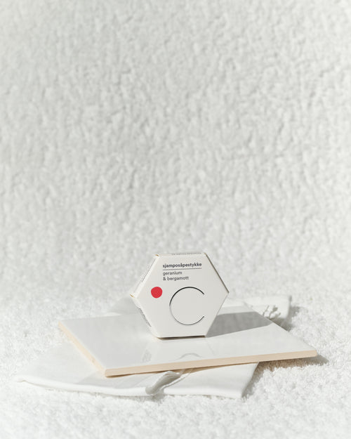 Hvit sekskantet shampoo bar fra Csoaps